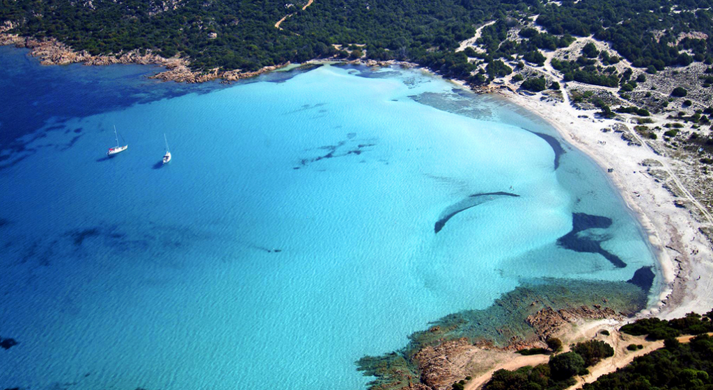 Pevero Beach: Costa Smeralda’s Exclusive Gem Between Emerald Water and Understated Luxury